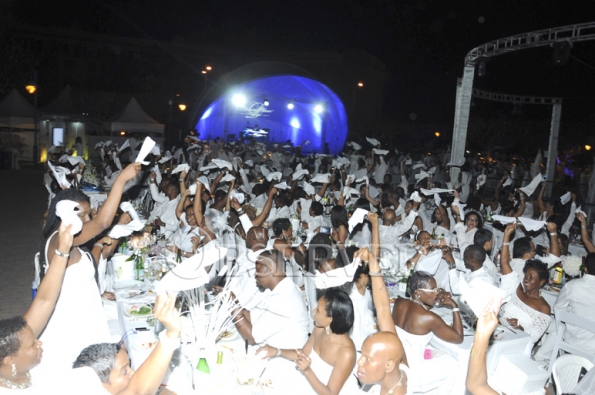 DINER EN BLANC230